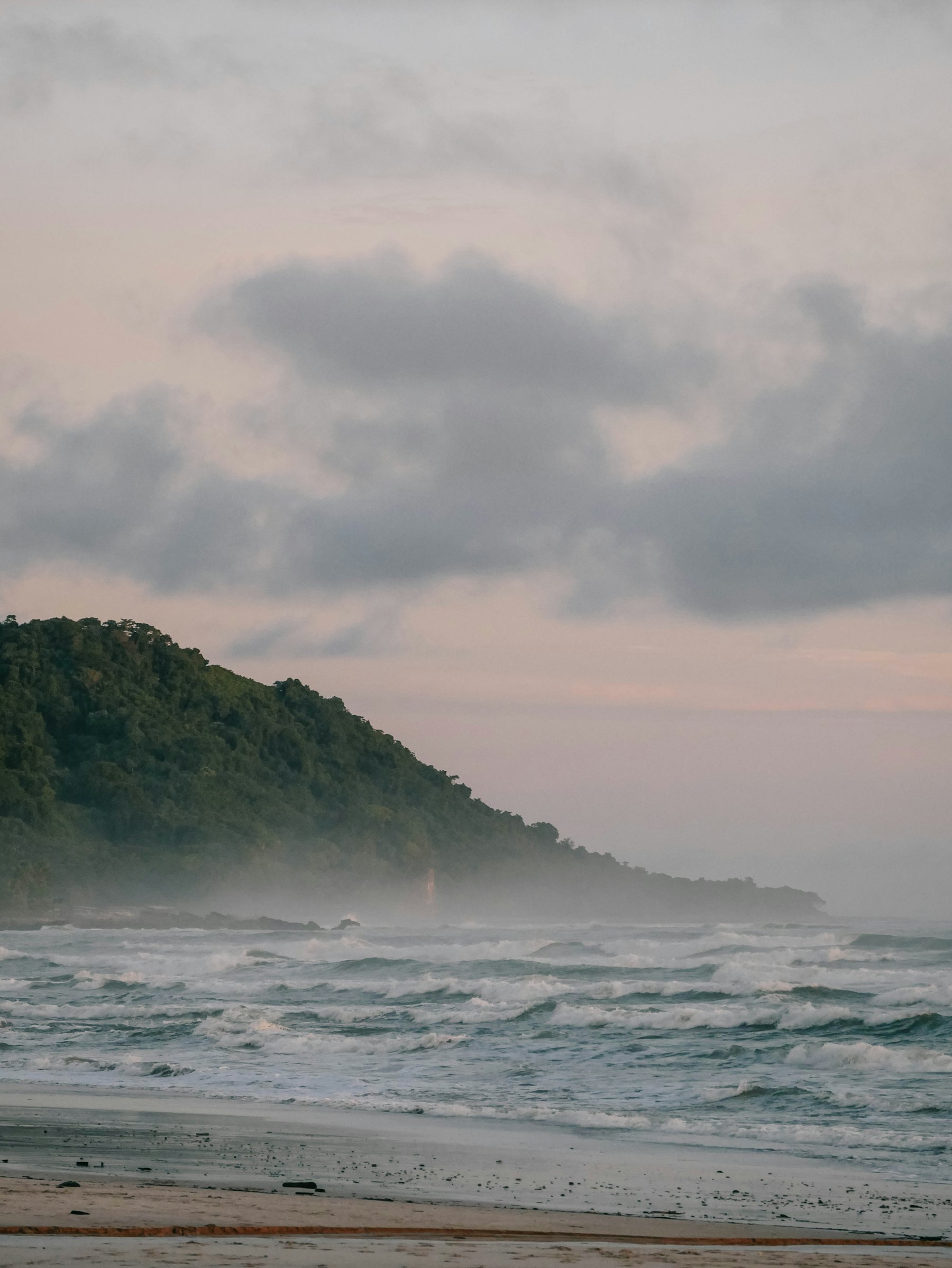 Costa del Pacífico en Guanacaste con punta boscosa